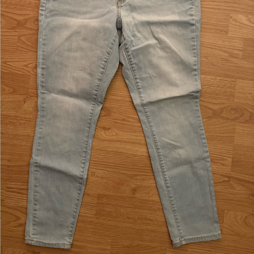 Universal Thread Light Wash Mid Rise Jeans - Picture 5 of 5